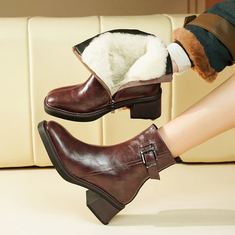 Braune Knöchelstiefel aus Leder mit eckiger Kappe, Blockabsatz, seitlicher Schnalle, Fellfutter