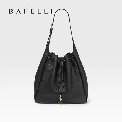 Schwarze Lederschultertasche im Beuteldesign mit Schnürverschluss und goldfarbenem Anhänger
