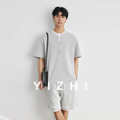 Herren Sport Anzug mit Henry Kragen und lockeren Shorts für den Sommer
