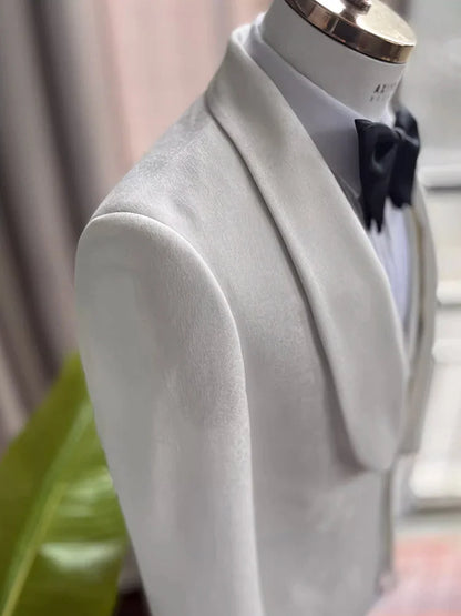 Eleganter Herrenanzug mit braunen Streifen, doppelreihig – ideal für Hochzeiten und festliche Anlässe.