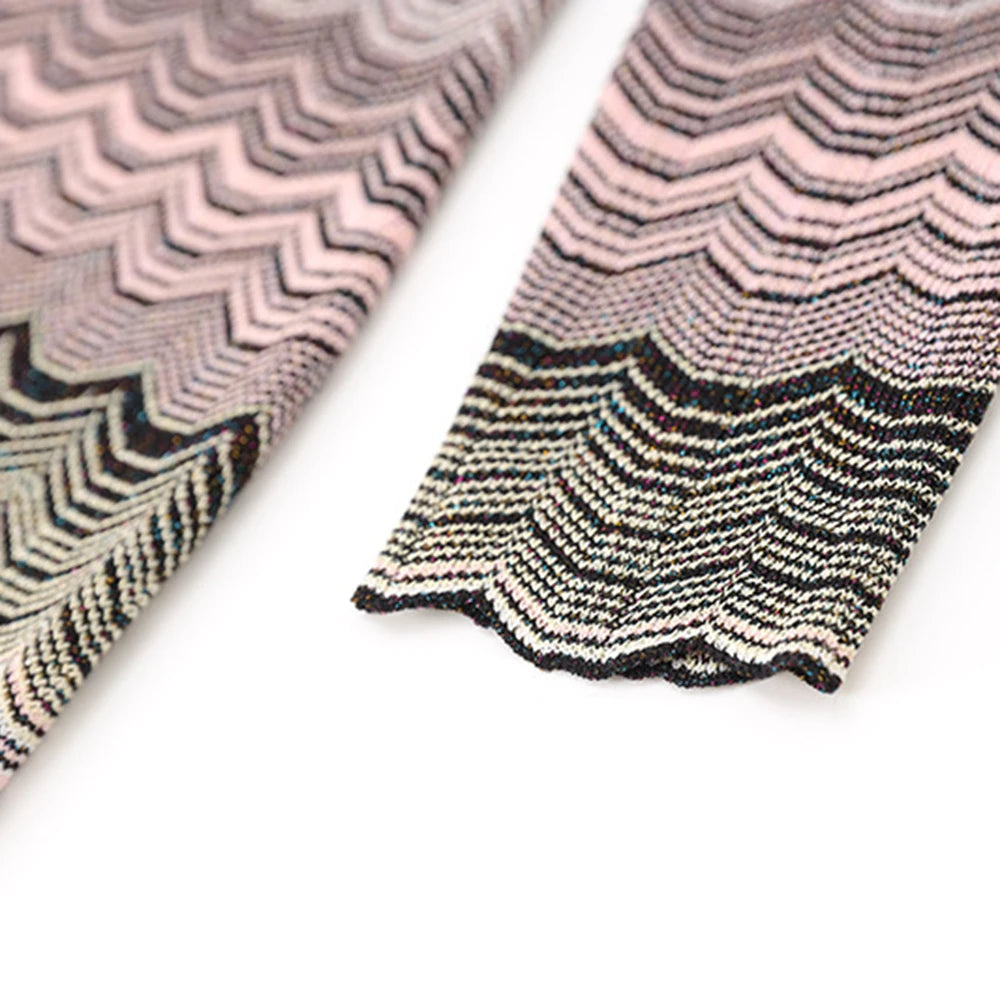 Zweiteiliges Damen-Set mit Rundhals und langen Ärmeln – Oberteil mit Diamant-Details und Rock mit hoher Taille und Patchwork-Taschen.