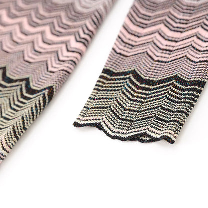 Zweiteiliges Damen-Set mit Rundhals und langen Ärmeln – Oberteil mit Diamant-Details und Rock mit hoher Taille und Patchwork-Taschen.
