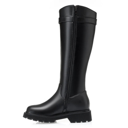Schwarzer hoher Stiefel mit durchgehendem Reißverschluss und dicker Laufsohle