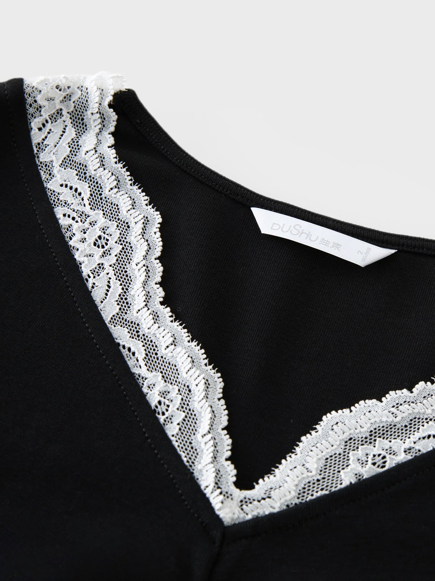 Blaues Damen-T-Shirt mit floralem Print in Übergröße – sommerlich, figurbetont und vielseitig kombinierbar.