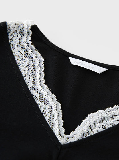 Blaues Damen-T-Shirt mit floralem Print in Übergröße – sommerlich, figurbetont und vielseitig kombinierbar.