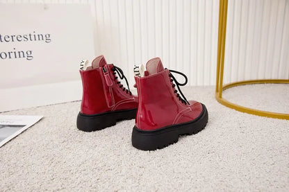 Damen-Ankle-Boots aus Leder, rot, Schnürung, schwarze Profilsohle, schräger Blick