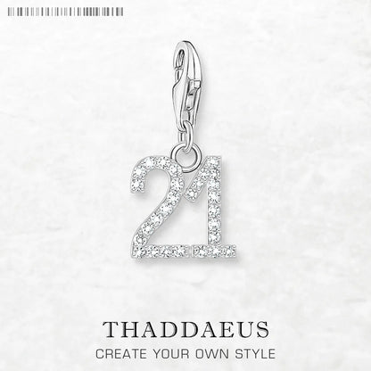 Charms-Anhänger mit der Zahl „21“ aus 925er Sterlingsilber, seitliche Vorderansicht