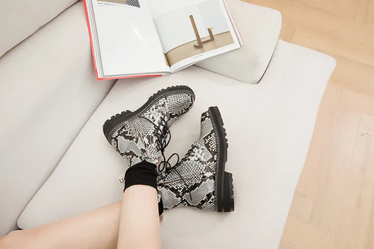 Damen-Stiefeletten mit Schlangenmuster-Optik, rundes Profil und Schnürung