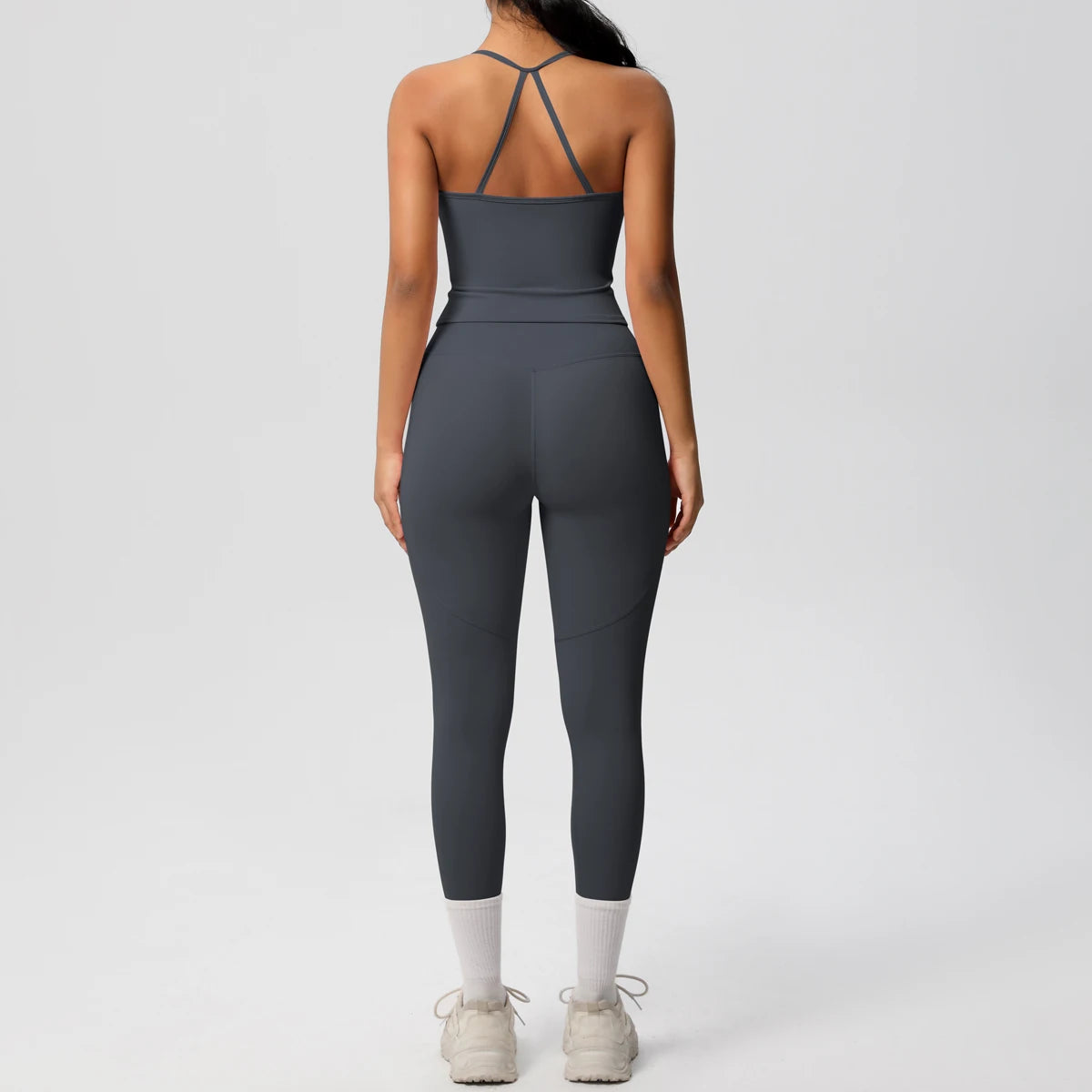 Sport-Set in Dunkelgrau mit Kreuz-Trägern am Rücken und engen Leggings