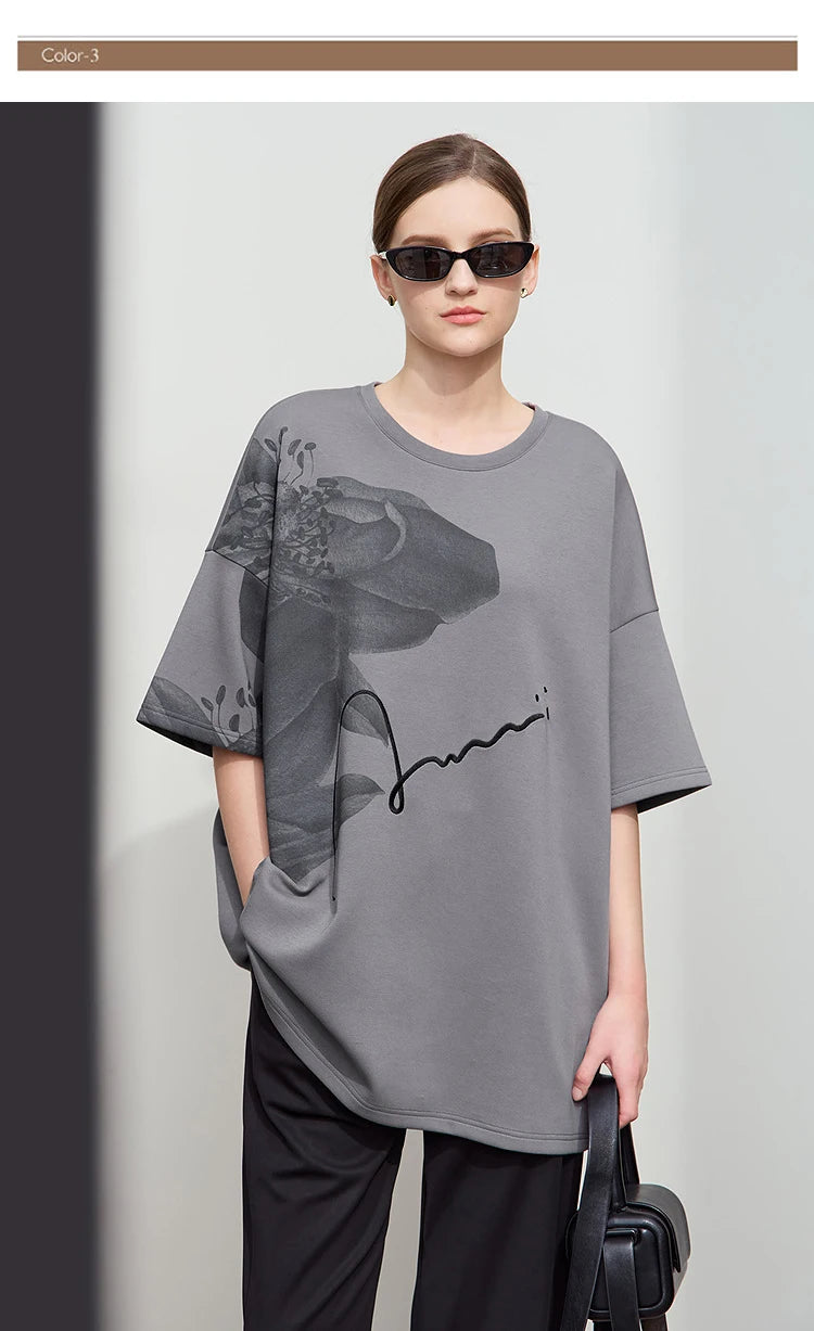 Damen T-Shirt mit lockerem O-Ausschnitt und Blumenmuster sowie Stickerei