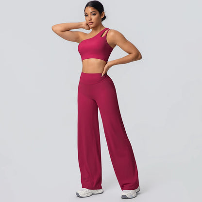 Sportset in Weinrot: kurze Sport-BH-Optik und High-Waist Leggings mit weitem, fließendem Bein