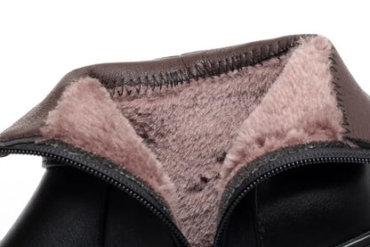 Schwarzer Stiefel mit grau-beigem Wollfutter am Schaft und Zierschnalle