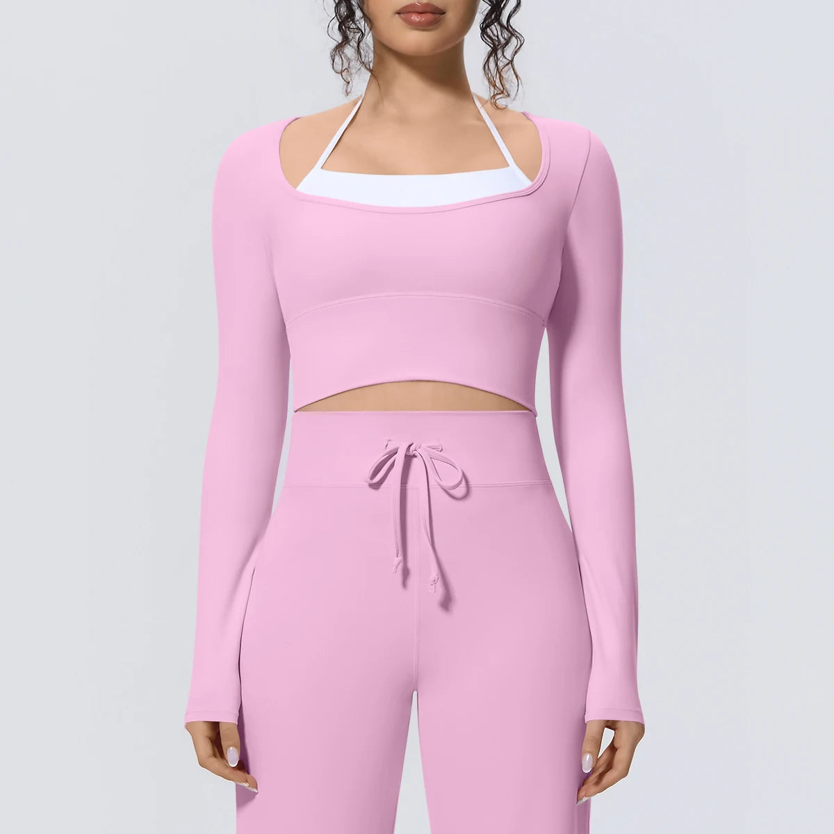 Pudriges rosa langärmeliges Sportshirt (Crop) mit weißem Rundhalsausschnitt