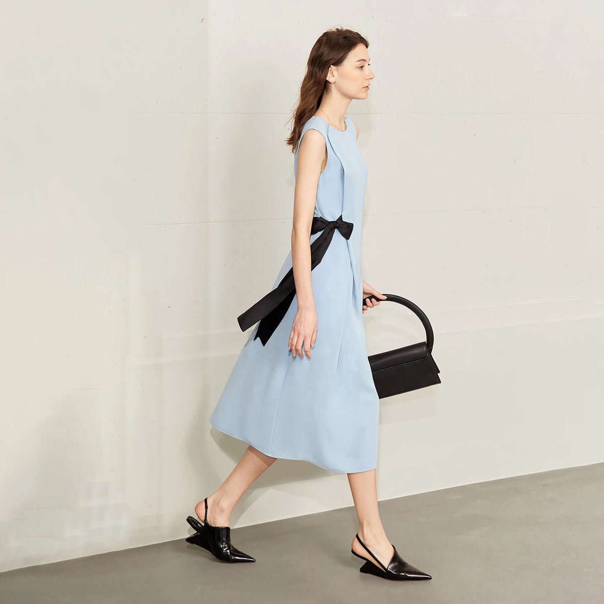 Ärmelloses Damenkleid hellblau mit schwarzem Farbblockband und Schleifenapplikation