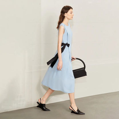 Ärmelloses Damenkleid hellblau mit schwarzem Farbblockband und Schleifenapplikation