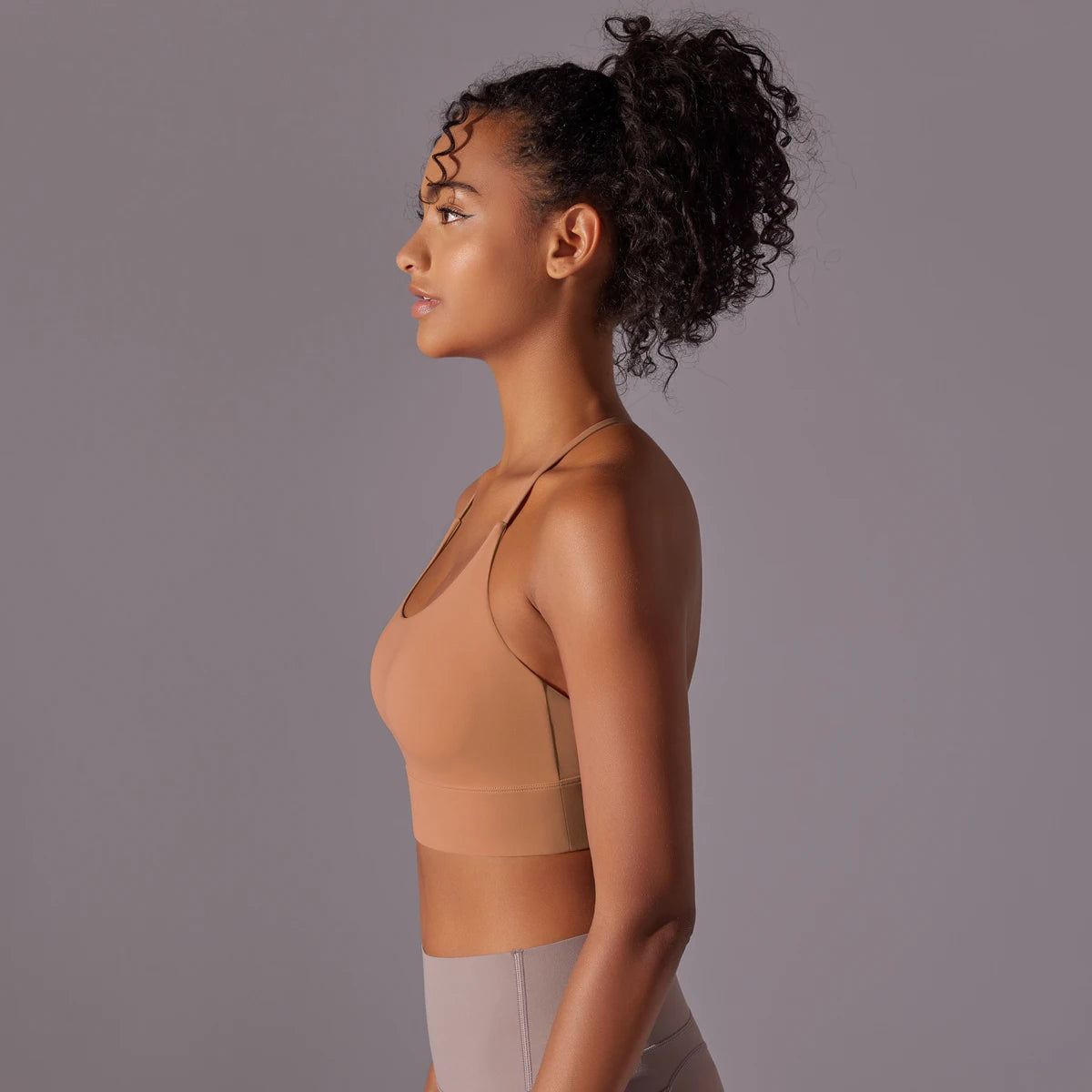 Sport-Bustier mit schmalen Trägern, Karamellbraun und hoher Rückenform
