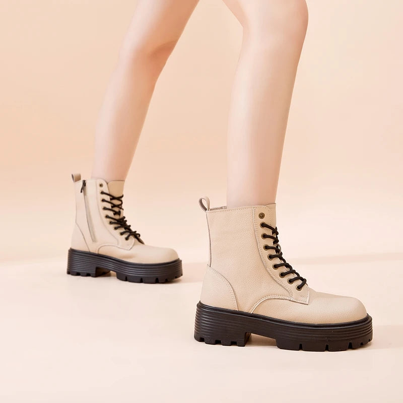 Beige Schnürstiefeletten mit dicker Profilsohle und markanter Schnürung