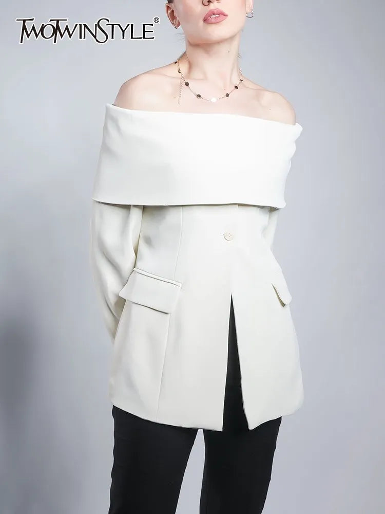Elegantes Damen-Kleid mit Rundhalsausschnitt, kurzen Ärmeln und unregelmäßigem Patchwork-Design – figurbetont und stilvoll.
