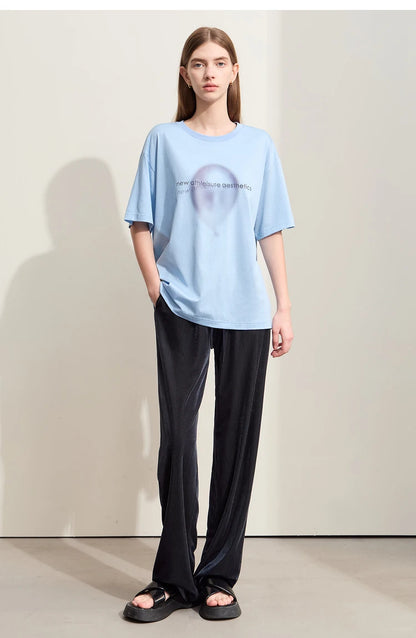 Damen T-Shirt im minimalistischen Stil mit gedrucktem Design und lässigen Ärmeln