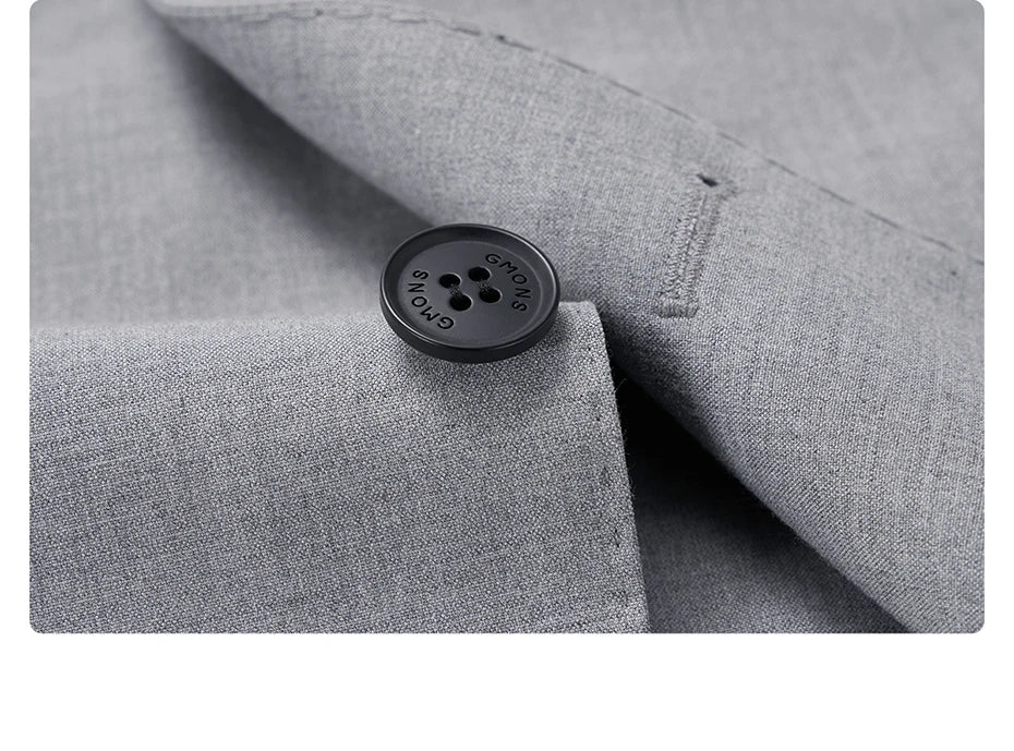 Schlanker Herren-Blazer im klassischen europäischen Stil mit hellbraunem Karomuster – ideal für Hochzeiten und formelle Anlässe