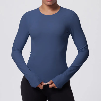 Atmungsaktives Yoga-Langarmshirt in Dunkelblau, schmaler Schnitt mit langen Ärmeln und Rundhals