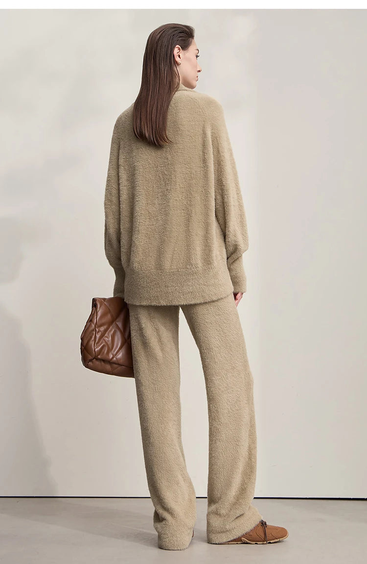 Damenpullover aus flauschigem Strickstoff, beige, Rückansicht, lange Ärmel, hoher Kragen