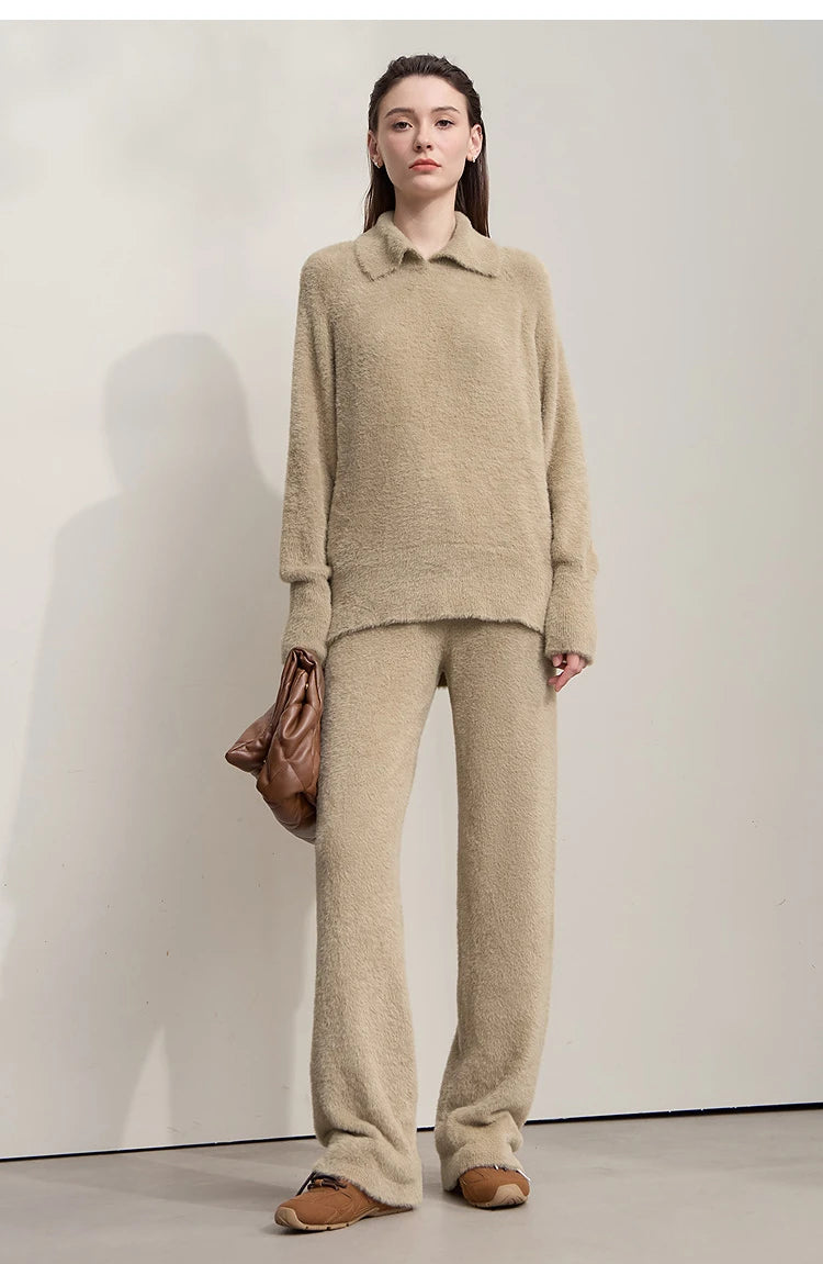 Damenpullover aus flauschigem Strickstoff, beige, Vorderansicht, lange Ärmel, Kragen