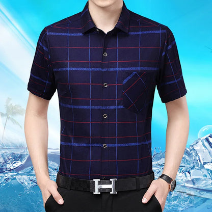 Leichtes Herren-Poloshirt aus Eisseide mit kurzen Ärmeln und klassischem Kragen in einfarbigem Design.