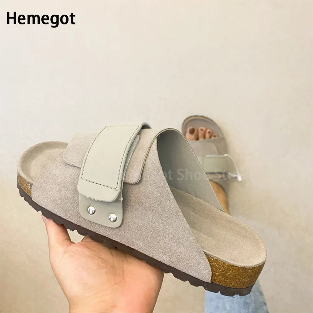 Herren-Ledersandale, hellgrau mit breitem Klettriemen und flacher, profilierter Sohle