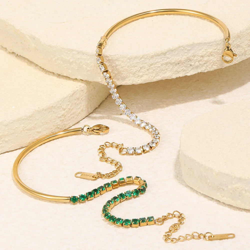 Mehrere goldfarbene Tennisarmbänder mit grünen und weißen CZ-Steinen und Kettenverschlüssen