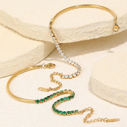 Mehrere goldfarbene Tennisarmbänder mit grünen und weißen CZ-Steinen und Kettenverschlüssen