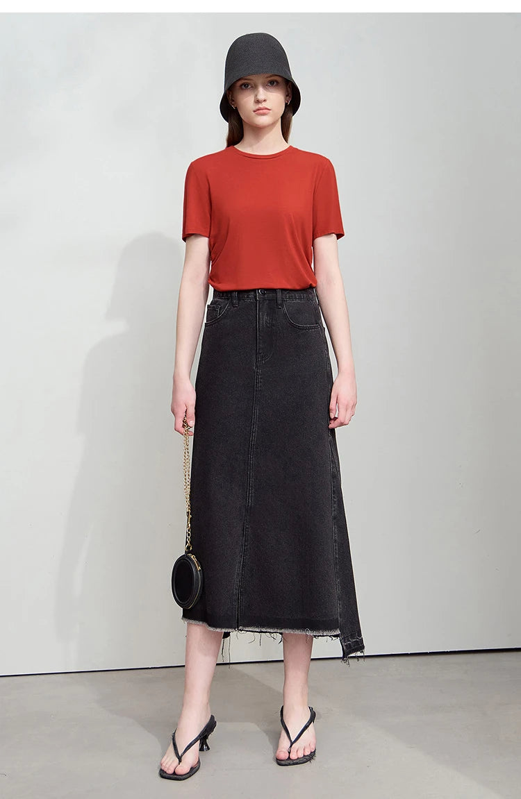 Damen Sommer-T-Shirt im minimalistischen Stil mit schmalem O-Ausschnitt und kurzen Ärmeln