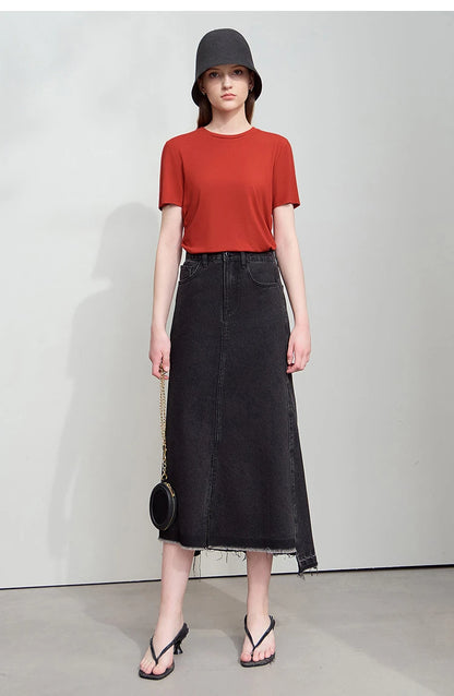 Damen Sommer-T-Shirt im minimalistischen Stil mit schmalem O-Ausschnitt und kurzen Ärmeln