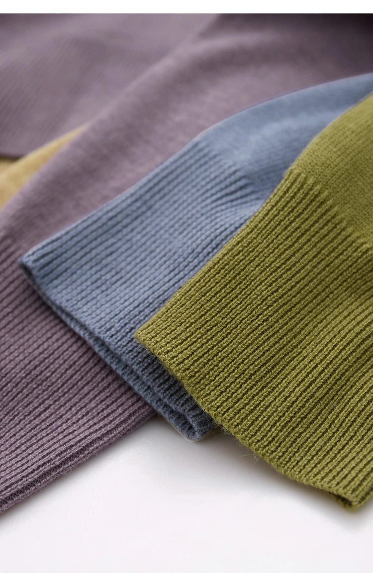 Wollstrickjacken in Flieder, Blau und Oliv mit geripptem Saum und schmalem Ärmelbündchen