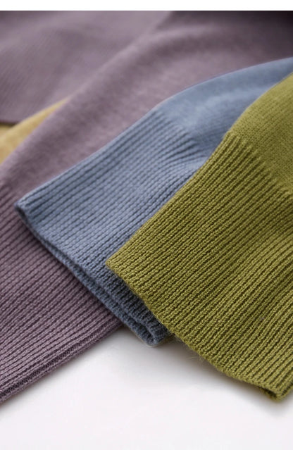 Wollstrickjacken in Flieder, Blau und Oliv mit geripptem Saum und schmalem Ärmelbündchen
