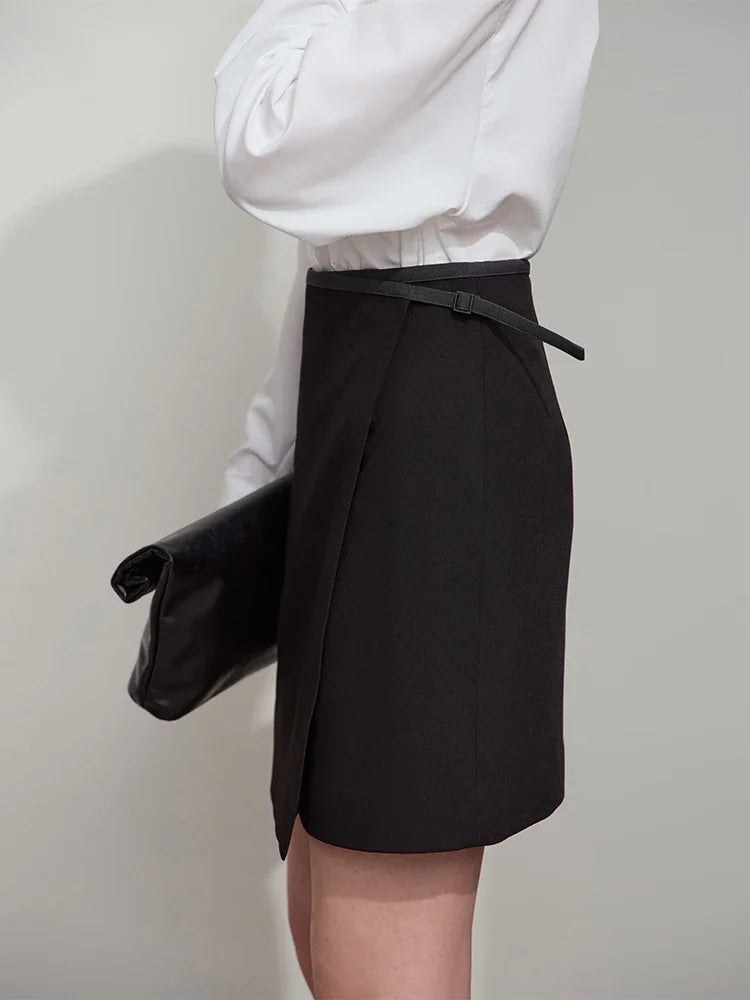 Asymmetrischer Damenrock mit Stufensaum, schwarz, Taillengürtel mit Bindeband