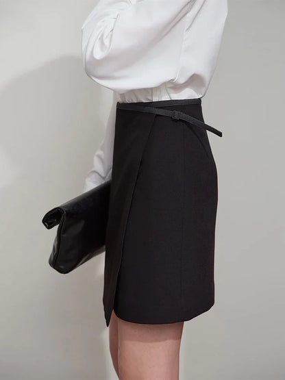 Asymmetrischer Damenrock mit Stufensaum, schwarz, Taillengürtel mit Bindeband