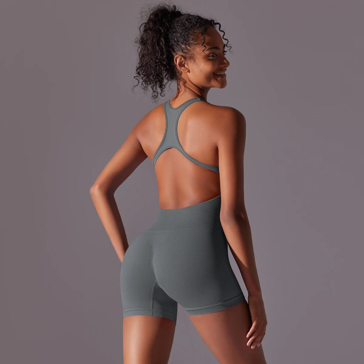 Nahtloser Yoga-Body mit Kurzshorts, grau, Racerback und kurze Beine
