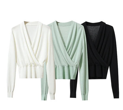 Drei Damen-Strickpullover mit V-Ausschnitt: creme, hellgrün, schwarz