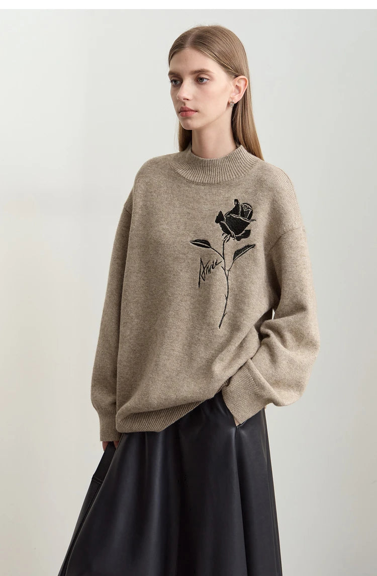 Pullover in Camel mit geripptem Rundhalsausschnitt und schwarzer Rosenstickerei
