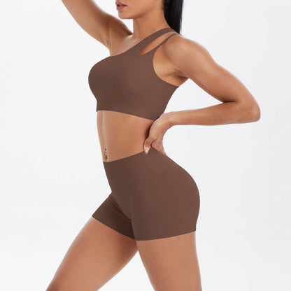 Frauen-Yoga-Set: braunes Sport-Top und High-Waist Shorts im seitlichen Look