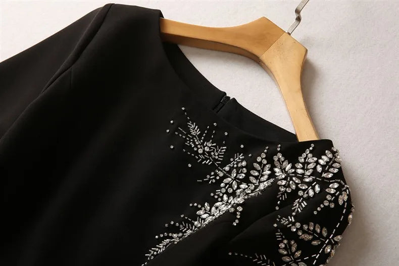Elegantes Damenkleid mit quadratischem Ausschnitt, halblangen Ärmeln und Pailletten-Patchwork-Design – ideal für besondere Anlässe.