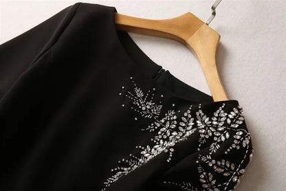 Elegantes Damenkleid mit quadratischem Ausschnitt, halblangen Ärmeln und Pailletten-Patchwork-Design – ideal für besondere Anlässe.