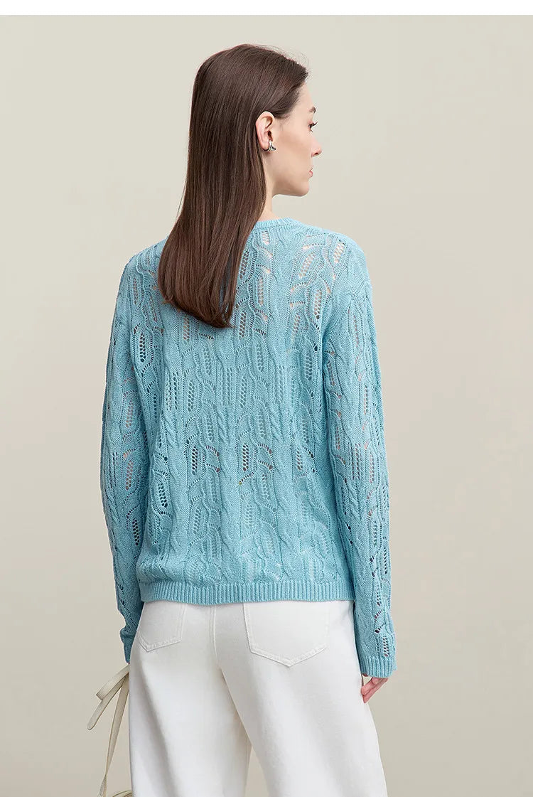 Hellblauer Damen-Strickpullover mit Zopfmuster, geradem Rundhals, Rückenansicht