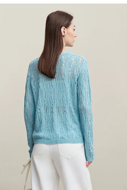 Hellblauer Damen-Strickpullover mit Zopfmuster, geradem Rundhals, Rückenansicht