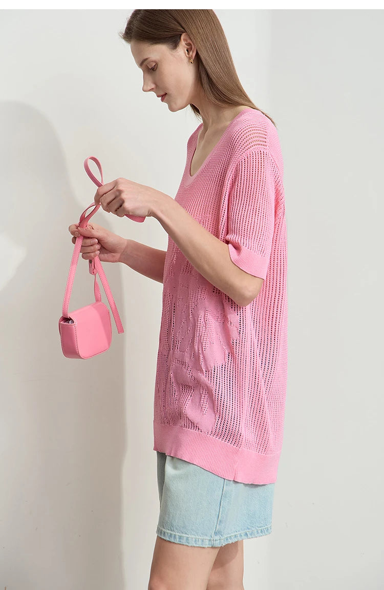AMII pinker Kurzarm-Strickpullover mit U-Ausschnitt, vorne im Detail