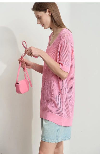 AMII pinker Kurzarm-Strickpullover mit U-Ausschnitt, vorne im Detail