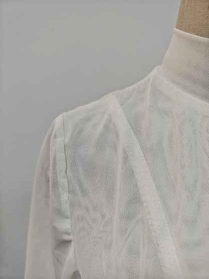 Elegantes Damen-Kleid mit Reverskragen, langen Ärmeln und Patchwork-Design – figurbetont und stilvoll.