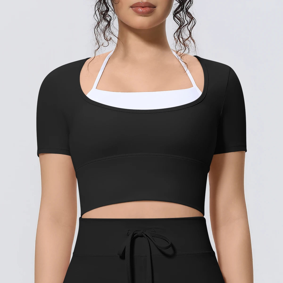 Damen Sport-T-Shirt, schwarz mit breitem Rundhalsausschnitt und weißen Kontrastkanten an der Schulter