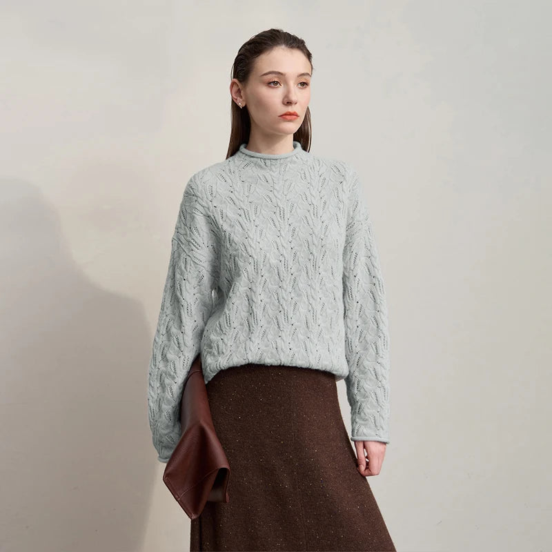 Gestrickter Damenpullover mit Stehkragen, Langarm, Zopfmuster, hellgrau (Nahansicht).